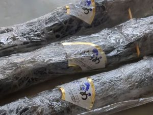 冷凍のお取り寄せは、棒状に巻かれた状態で届きます