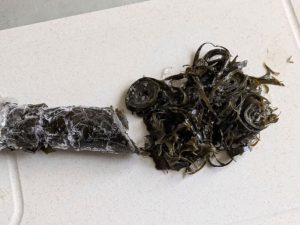 白いまな板の上で刻んだくろめ