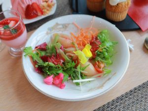デザートの合間に食べるサラダやパスタも好き