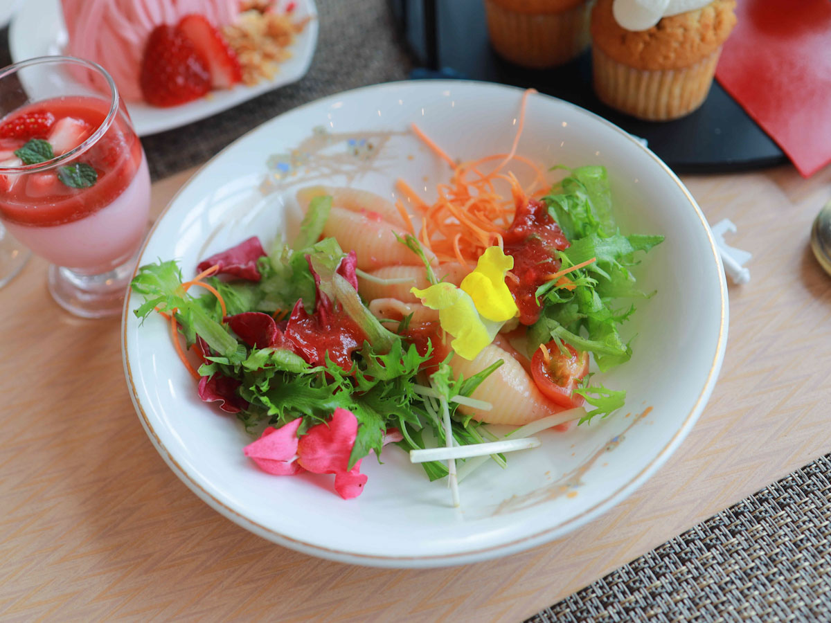 デザートの合間に食べるサラダやパスタも好き