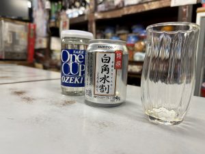 角打ちらしく、ワンカップと白角水割りで