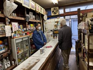 酒屋の店内にあるカウンターにて店主とお客様