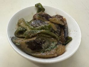 なす味噌250円。店主夫婦の手作り料理はどれも美味でお酒が進みます