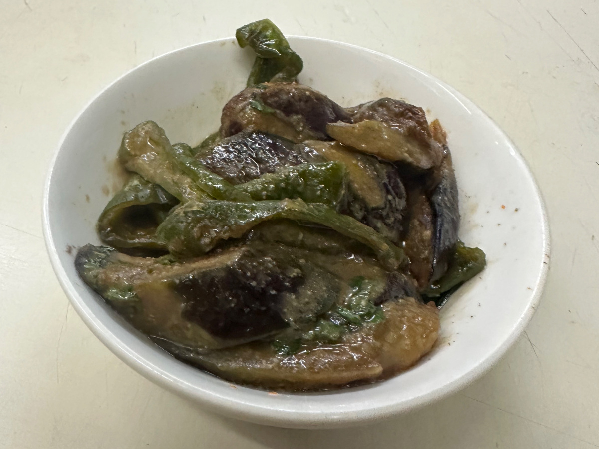 なす味噌250円。店主夫婦の手作り料理はどれも美味でお酒が進みます