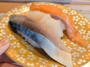 人気のサーモンと、自家製〆サバ、ホタテの3種類