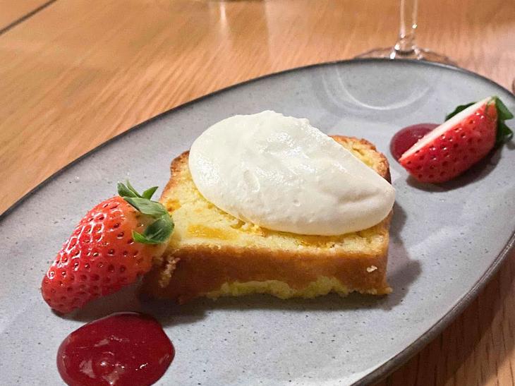 最後はデザート。京都産のいちごを使った柑橘ケーキとバニラカスタード