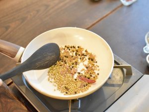 スパイスの煎り方、タマネギの炒め方、一つひとつコツを掴んで、プロの味へ昇華していきます。香りと音に身をゆだねつつ、五感を使いながら覚えていきましょう