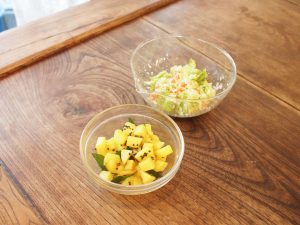 「ジャガイモの炒め物（ポリヤル）」（手前）、「人参とキャベツのココナッツサラダ」（奥）
