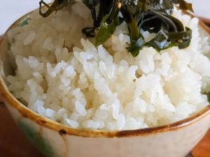 白ご飯の上に乗せた刻んだくろめ