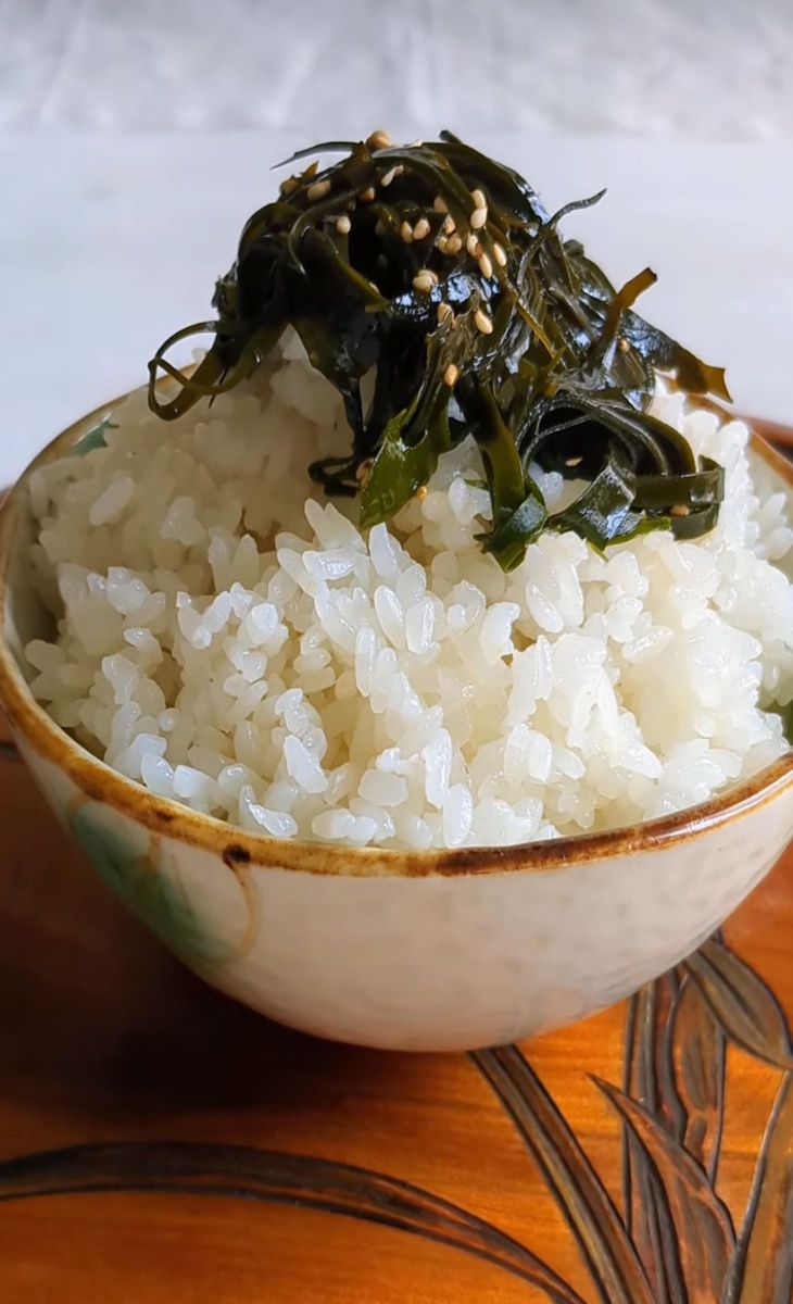 白ご飯の上に乗せた刻んだくろめ