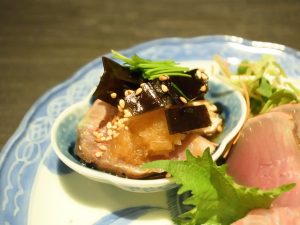 昆布おろしポン酢とスマカツオの相性が素晴らしい逸品。この日、鰹が入らなかったそうで深瀬さんは鰹を出せずに悔しがっていました