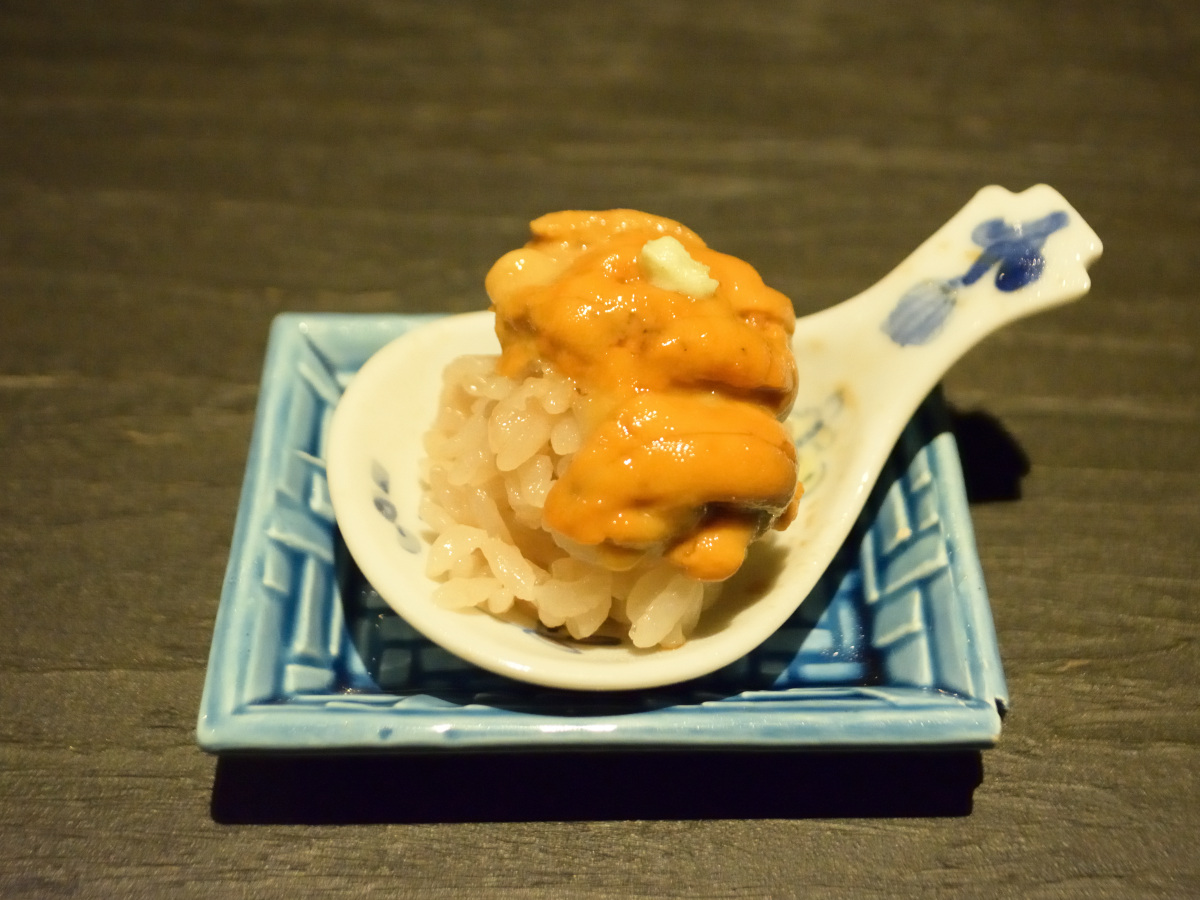 酢飯の上にウニを載せた贅沢な一品。「まずは腹ごなしに」と深瀬さん。ビブグルマン掲載時に取り上げられたのは「鯖の棒寿司」。酢飯は常に用意してあるそうです