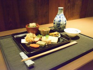 「八寸」には「墨廼江 特別純米酒」の熱燗を合わせます