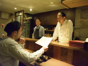当時の伝票について語る、深瀬夫妻と『たけくま酒店』元住吉店店長・佐藤さん