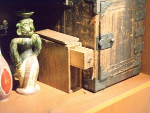 器だけでなく、戊辰戦争のころの骨董品もある店内。真ん中の物は、蓋で閉じることができ、秘密のモノを隠す為の物だそうです。「うちはショップカードを入れてますけど」と笑う女将
