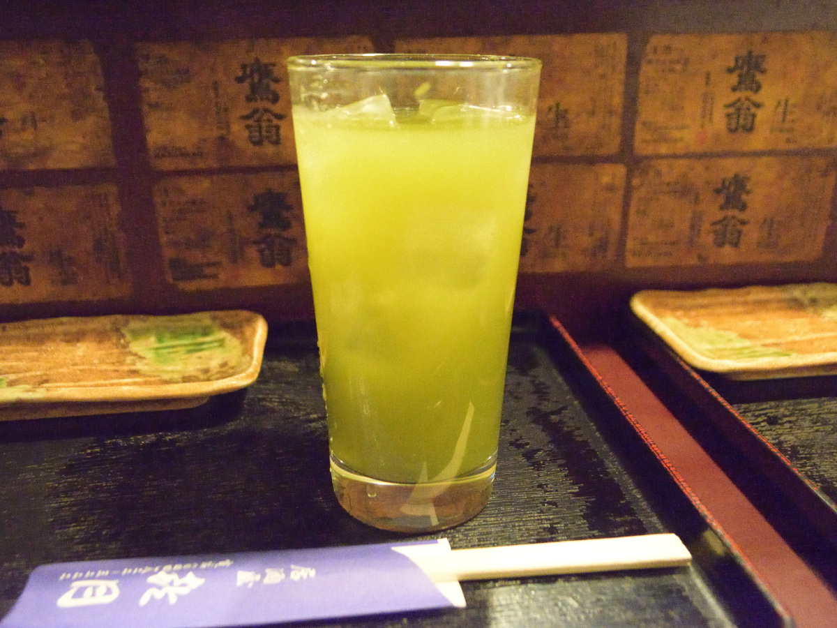 緑茶割りをいただきます。呑助にはうれしい焼酎の量多め