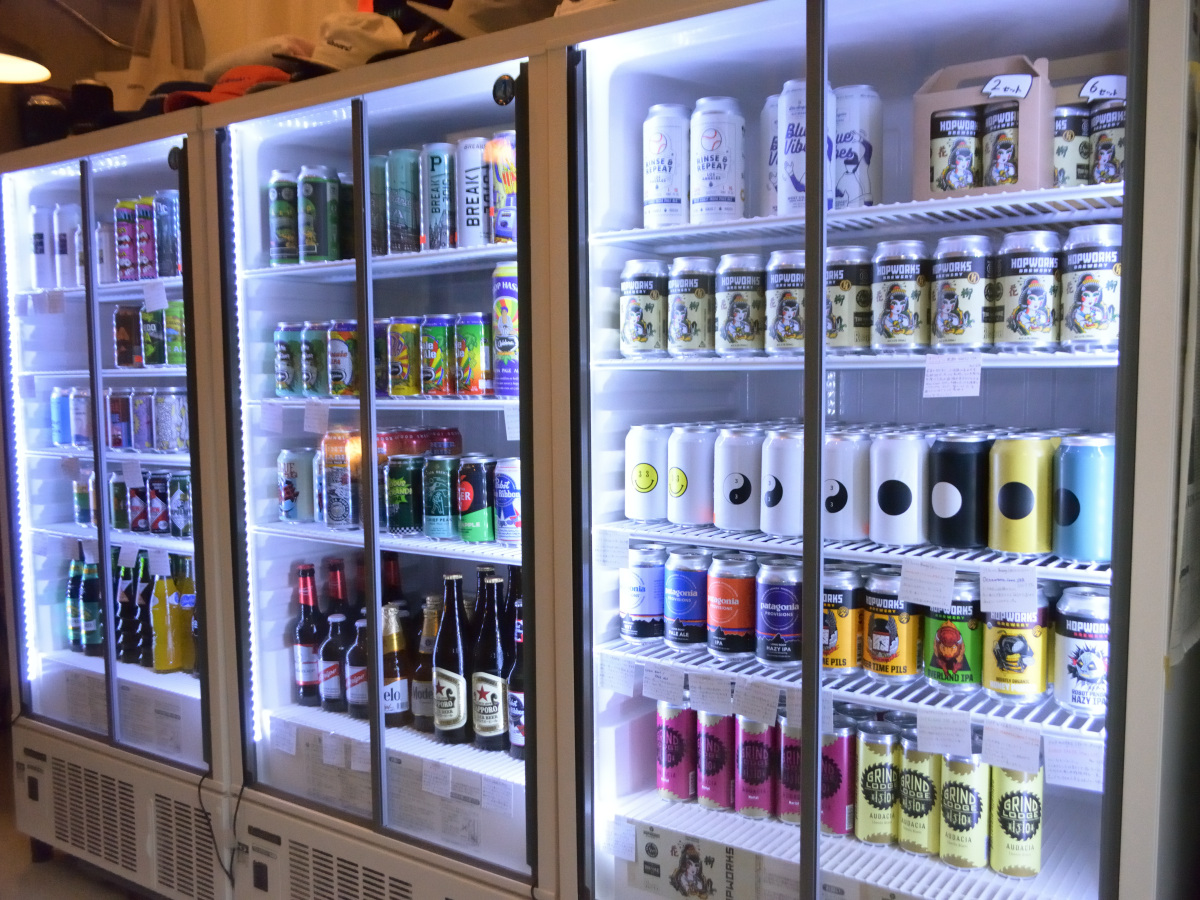 冷蔵庫から好きなビールを選んで店内角打ちで飲むも良し、買って帰るも良しなスタイル