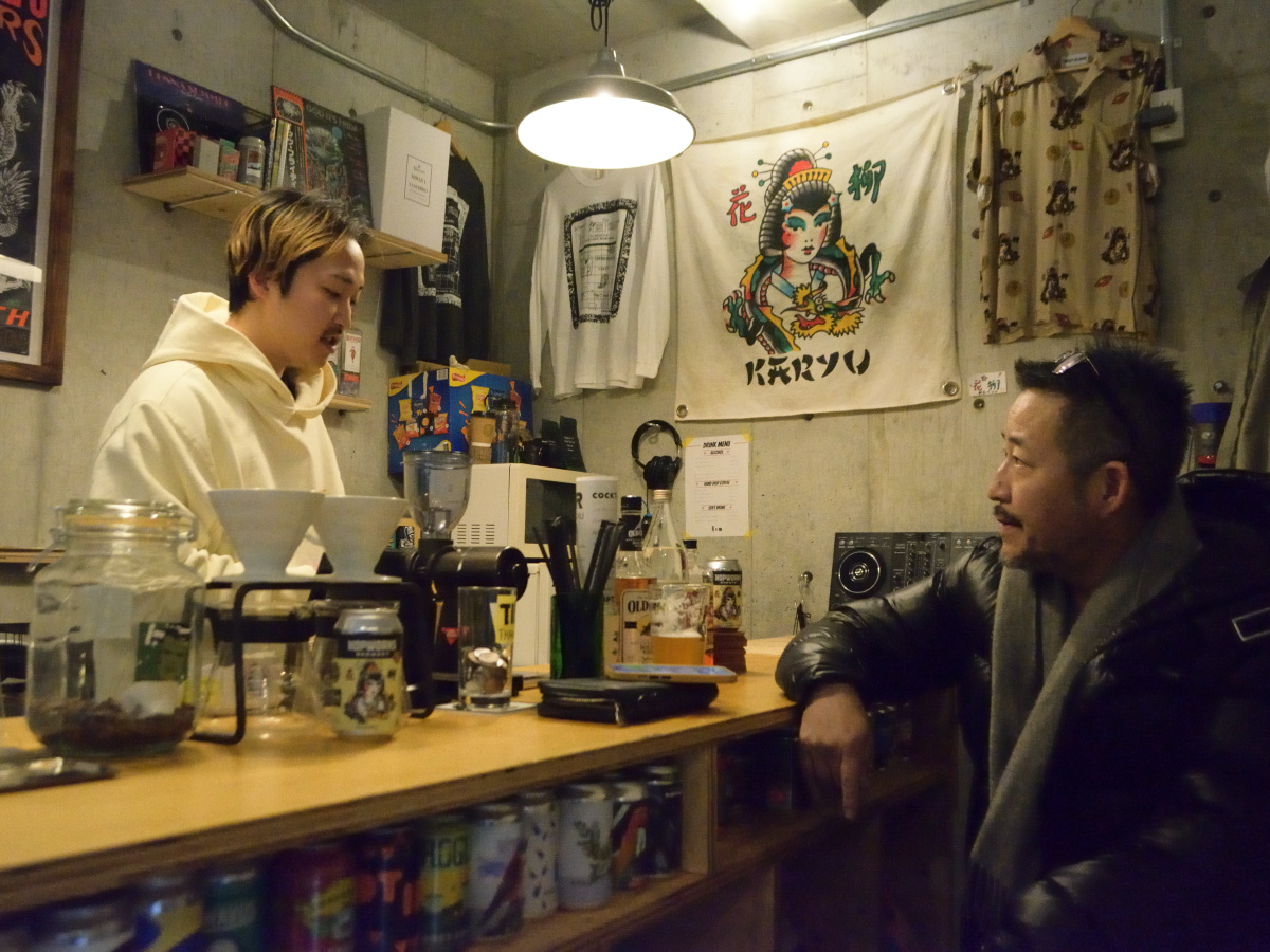 近況を語り合う渋谷店長と高井会長