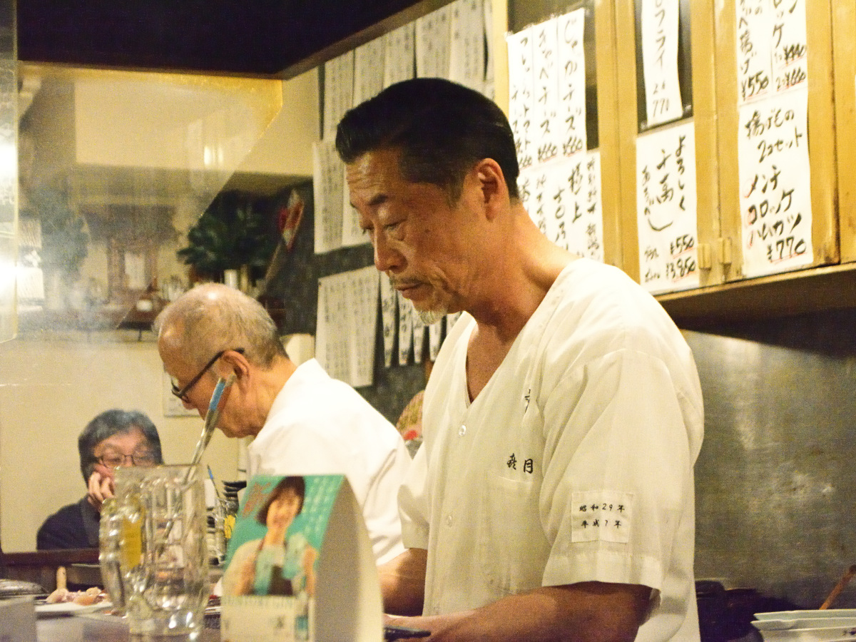 自慢の焼き鳥を焼く3代目。写真奥は2代目。息の合ったコンビネーションでお店を切り盛り