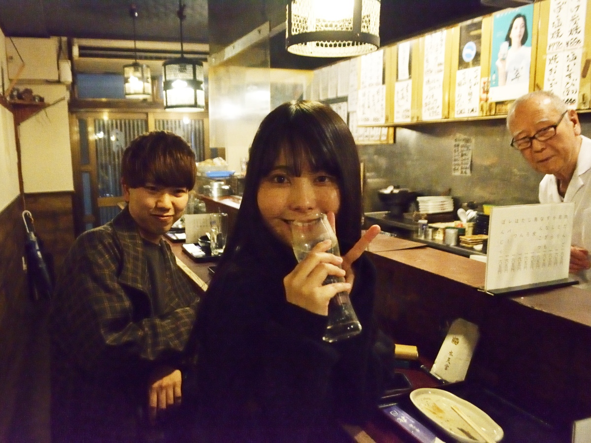 2代目からしたら孫の年齢に近い常連さん。若者から年配まで楽しく飲める雰囲気が魅力
