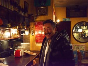 「うちの店は紹介しなくていいよ」といいつつ、「うちのピザ職人」と撮影を促す高井会長