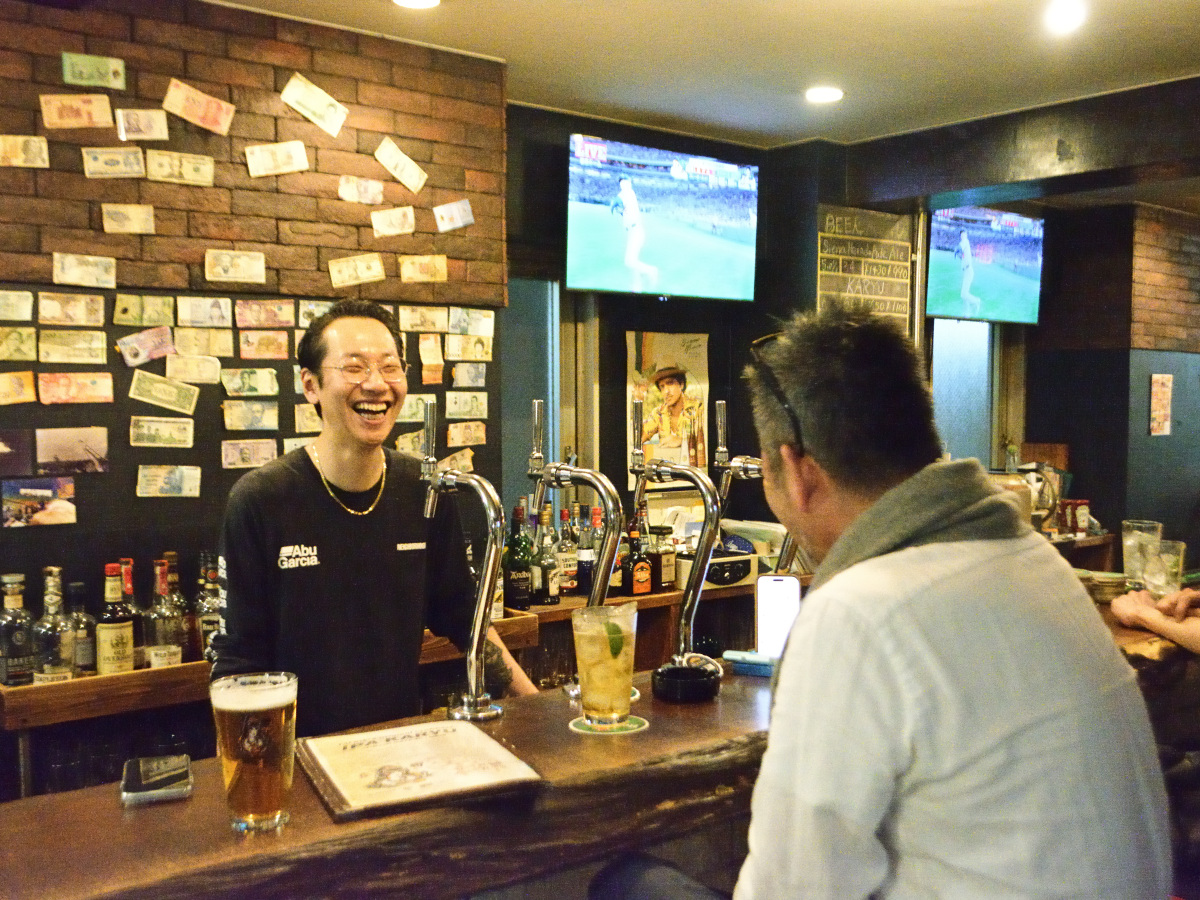 高井会長は数軒回ったあとに来ることが多いとのこと。「遅くに帰りたがってる人を無理やり連れてくることもあって、かわいそうで笑」と語る斉藤敬介オーナー
