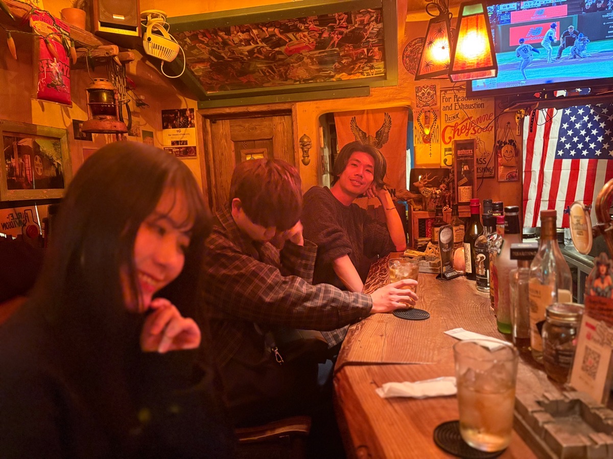 「二子新地には好きなお店がたくさんあるんです」と語る奥の男性は等々力から通っているそうです