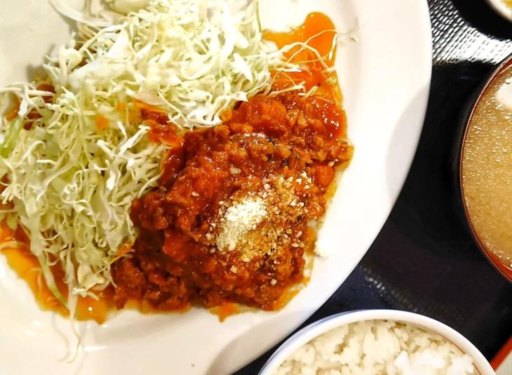 友人が「ハンバーグステーキ〜ミートソースかけちゃいました〜」1040円もおいしそうすぎる~