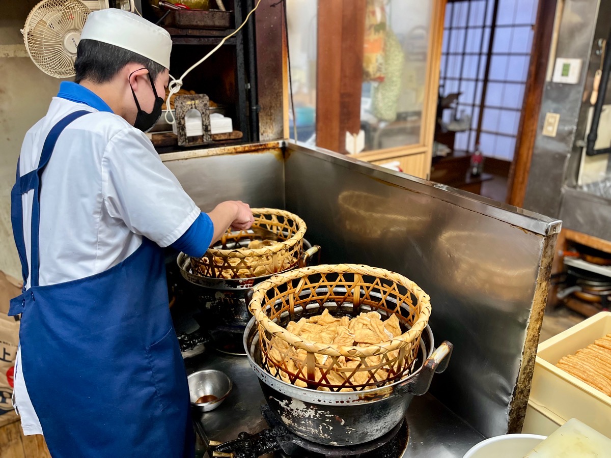 仕込み始めの油揚げはまだ色が薄い