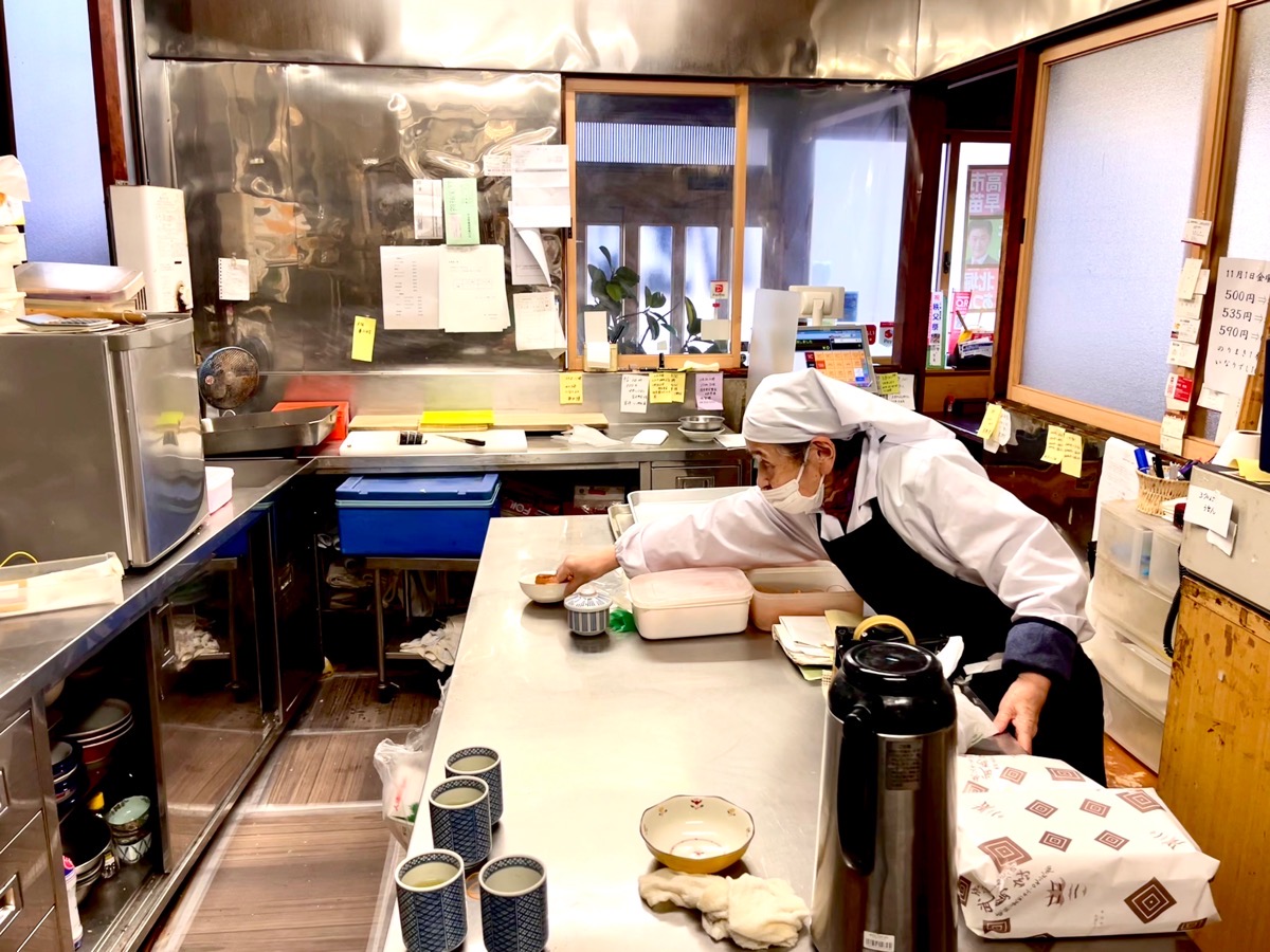 持ち帰りを注文して待つ間、享子さんと世間話をしていくお客さんも多い