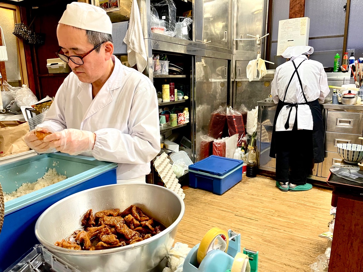 秩父弁が飛び交う厨房、チームワークもバッチリ
