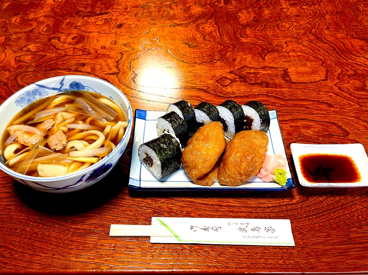 やってきました「いなりのりまき寿司」と「とりうどん」