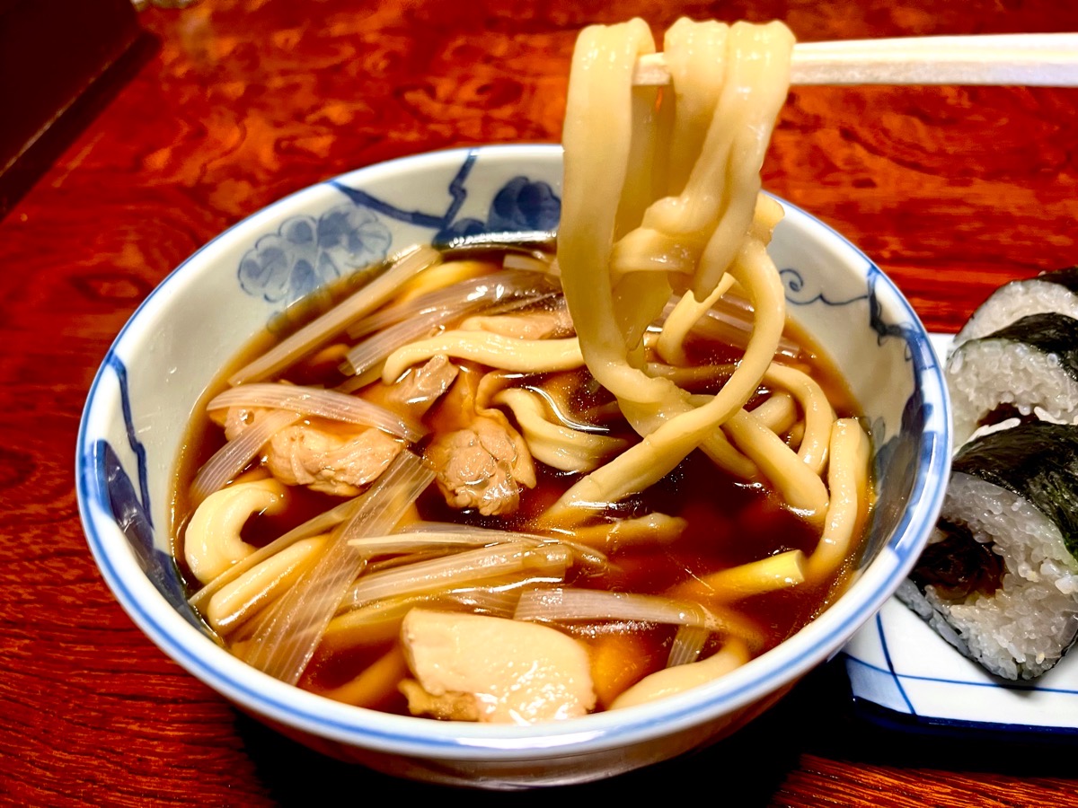 うどんは太くてワシワシ系。これがまた美味い