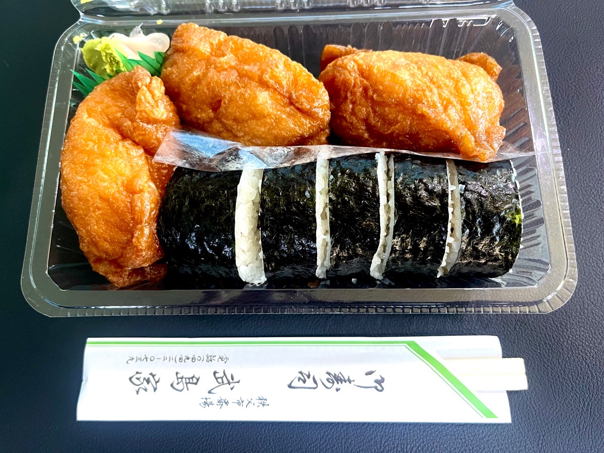 お店で作る持ち帰りのお寿司にもちゃんとワサビがついてます