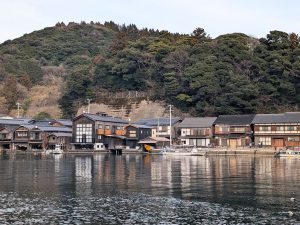 家のすぐ間近に伊根湾が迫る特徴的な地形