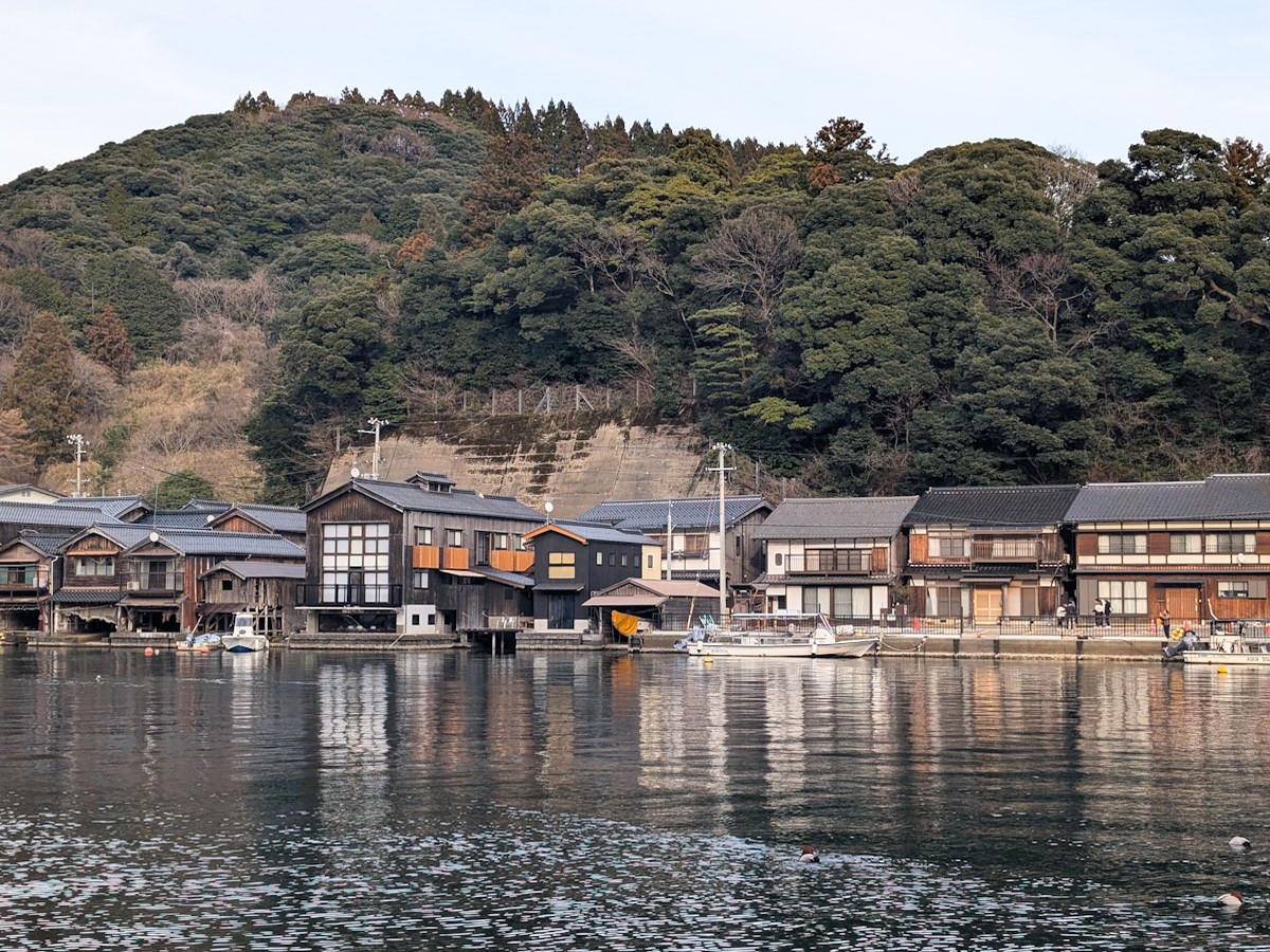 家のすぐ間近に伊根湾が迫る特徴的な地形
