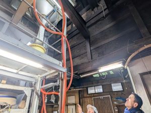 限られた蔵の中で伝統的な技法と現代の設備を組み合わせ酒造りが行われていました
