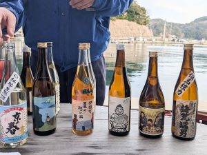 ラベルデザインは、木版画家・村上暁人さんの作品を採用。左から3本目は「夏の想い出」、右から2本目が「ひとやすみ」