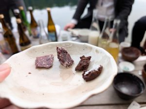 『伊根満開』の酒粕。右の2つは、熟成させ色合いも、風味も一層深く ［食楽web］