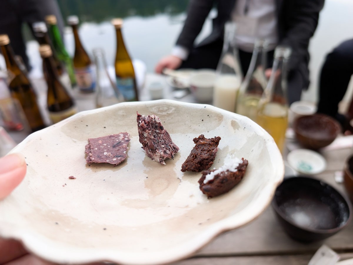 『伊根満開』の酒粕。右の2つは、熟成させ色合いも、風味も一層深く ［食楽web］