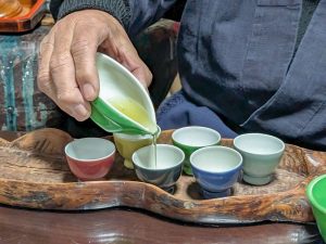 「まずは、お茶を」と当主自らがお茶を振舞います