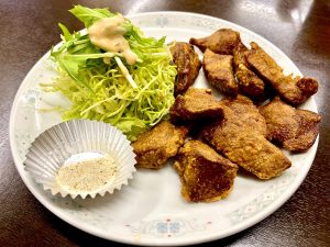 お酒のアテにもご飯のお供にもバッチリな「生レバー唐揚げ」。必ず注文します