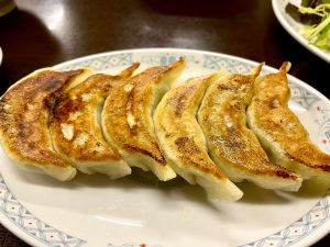皮から手作りで大ぶりな餃子。これもまた王道