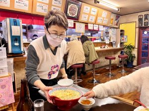 次々とやってくる料理たち。分けるのを見越して取り皿も用意してくれました
