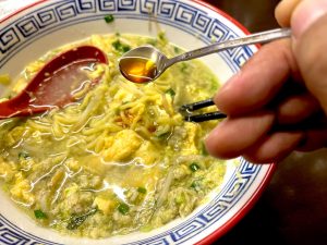 餃子の餡が具になったラーメンにラー油を入れるのだから合わない訳がない