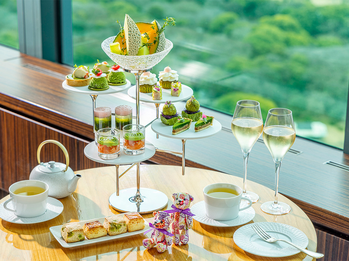「デラックスアフタヌーンティー」(全日共通・9400円/乾杯のシャンパーニュ付き・1万2500円:共に税・サ料込)