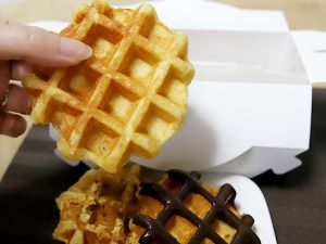プレーンワッフル 160円、チョコレートワッフル180円、アーモンドワッフル180円