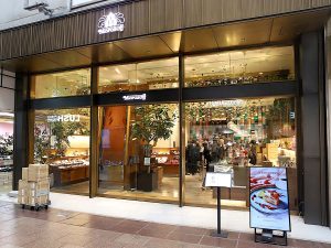 三宮の駅からおよそ徒歩5分でモロゾフ本店に到着
