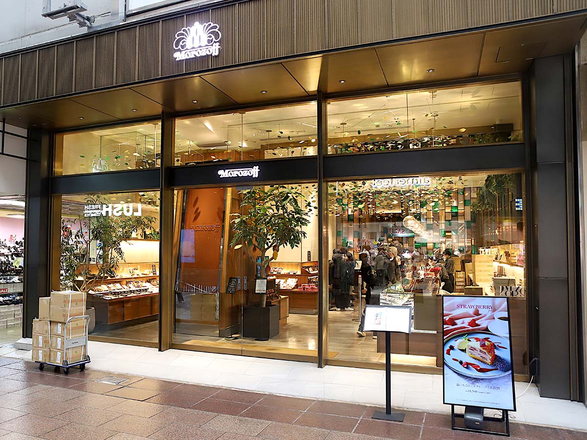 三宮の駅からおよそ徒歩5分でモロゾフ本店に到着