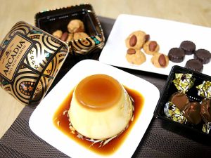 クッキー缶（アルカディア　90g入）648円、チョコ詰め合わせ216円、カスタードプリン357円